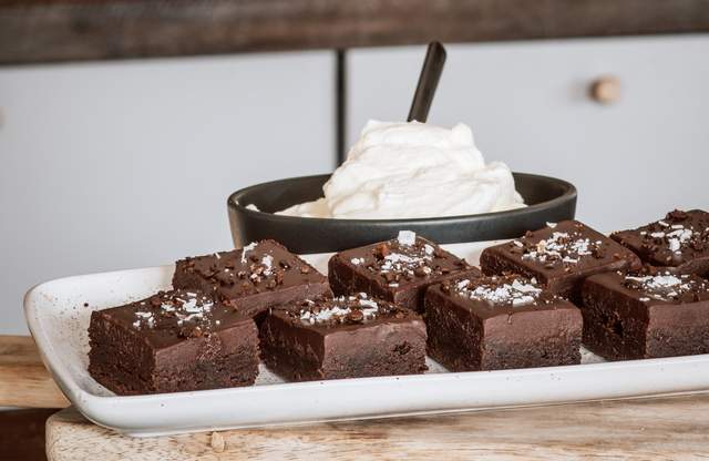 Espressofudgebrownies med choklad, kaffebönor och salt