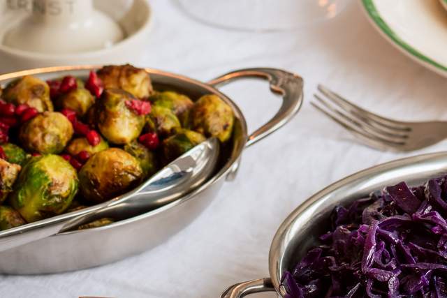 Stekt brysselkål med granatäpple