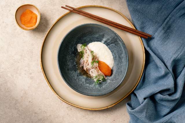 Gössashimi med löjrom, silverlök, dill & pepparrotsgräddfil