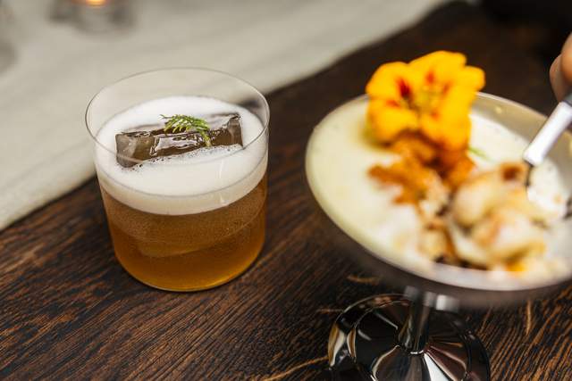 Hjortron med varm mandelkaka och apertif