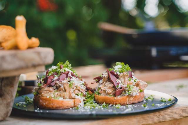 Kantarellmacka med västerbottensost, rökt älghjärta och pepparrot