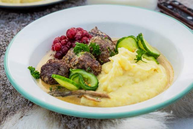 Älgköttbullar i gräddig kantarellsås