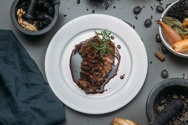 Örtstekt Lammentrecôte med rödvinssky smaksatt med lakritsrot 