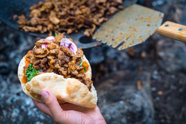 Kebab i pitabröd med ratatouille och vitlökssås