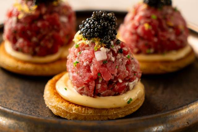 Japansk råbiff med sesam, caviar och smörstekt bröd