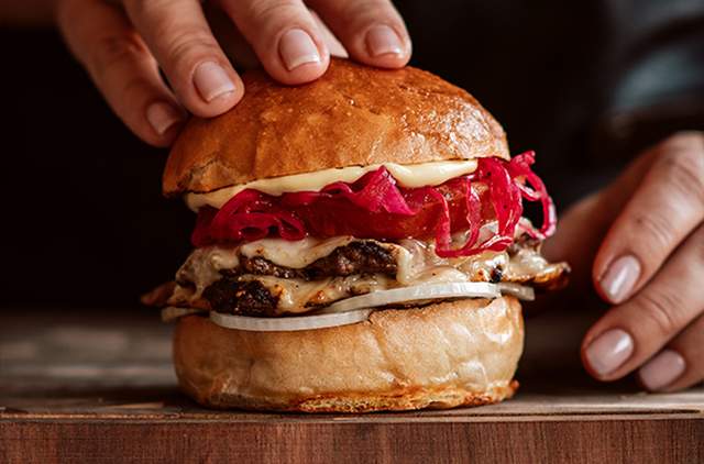 Smashed burger med hemmagjorda bröd