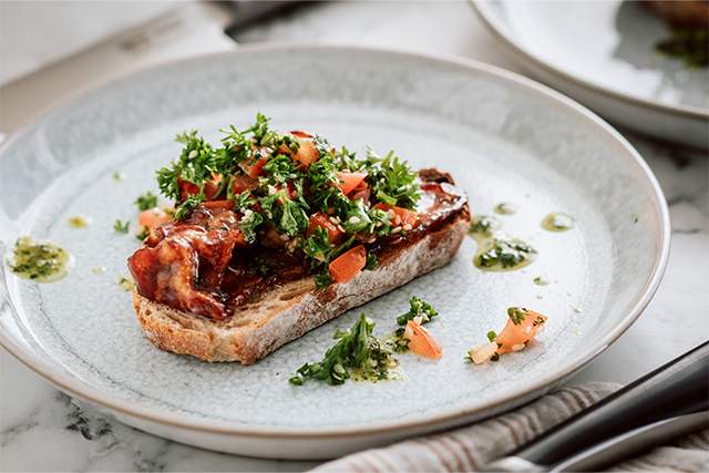 Karamelliserad bacon på toast med sallad