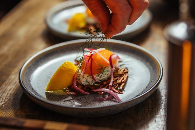 Råraka med löjrom, dillcremefraiche och picklad rödlök