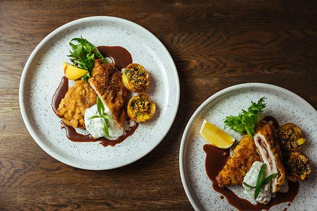 Kalvschnitzel med vitlökspotatis och dragon- och senapscreme